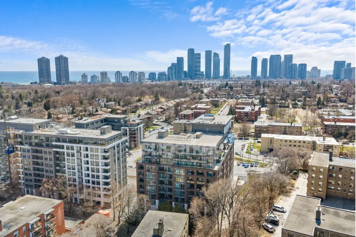 25 Neighbourhood LN #811, Toronto W07, ON M8Y 0C4