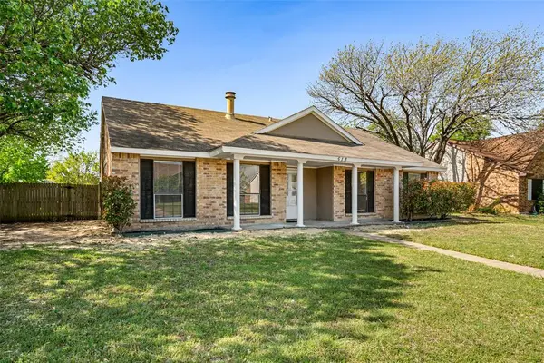 513 Beechwood Drive, Grand Prairie, TX 75052