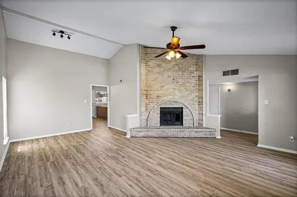 513 Beechwood Drive, Grand Prairie, TX 75052