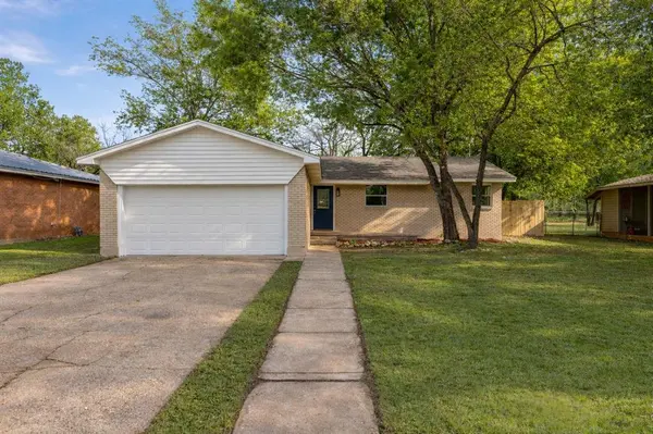 1204 W 3 A Street, Mcgregor, TX 76657
