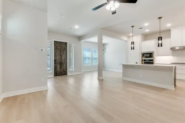 704 YELLOW WARBLER Way, Arlington, TX 76005