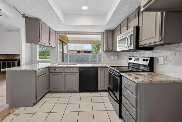 562 Kent Drive, Lewisville, TX 75067