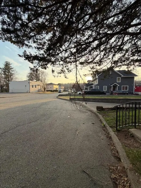 28 Carr St, Pompton Lakes Boro, NJ 07442