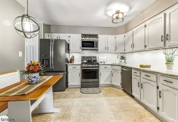 8 Chelsea Cir, Raritan Twp., NJ 08822