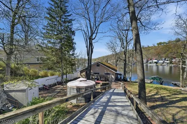 6 Oneida Ave, Hopatcong Boro, NJ 07843