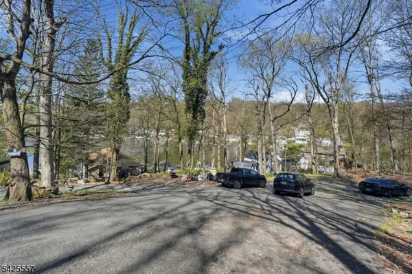6 Oneida Ave, Hopatcong Boro, NJ 07843