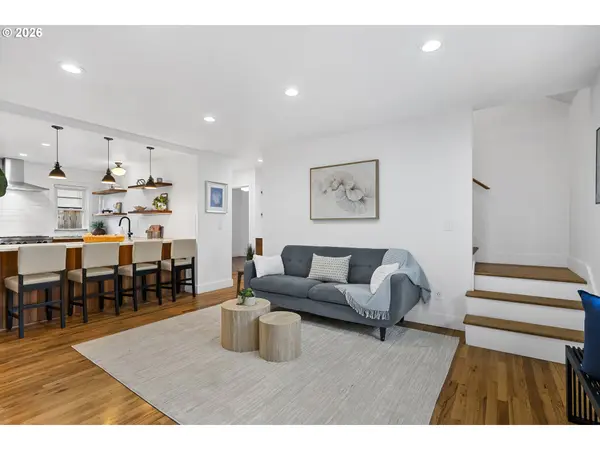 8806 SE TAYLOR ST, Portland, OR 97216