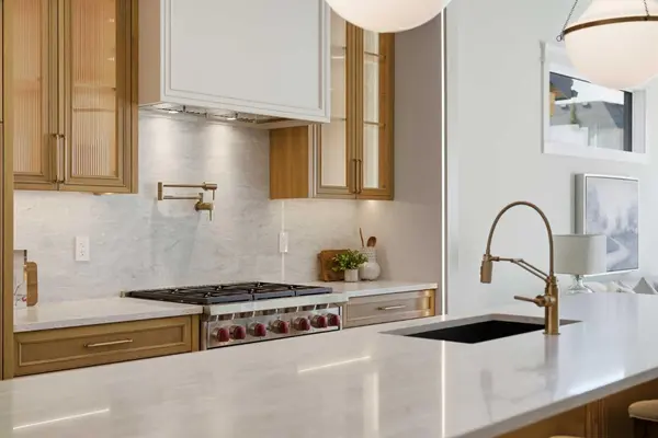 1739 48 AVE SW, Calgary, AB T2T 2T2