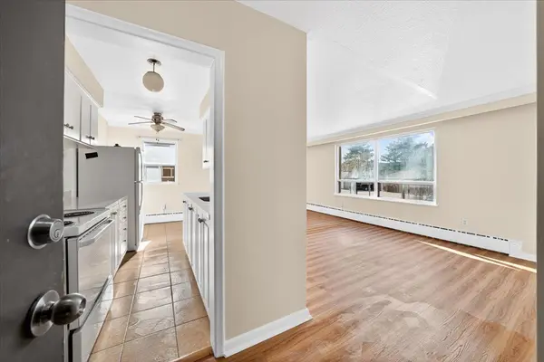 10 Wasdale CRES #4, Toronto C04, ON M6A 1W8