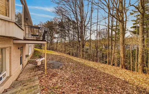 15 Artinger CT, Toronto C13, ON M3B 1J9