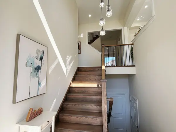 104 Wraggs RD, Bradford West Gwillimbury, ON L3Z 4N2