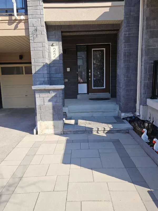 22 Vantage LOOP, Newmarket, ON L3X 0K6