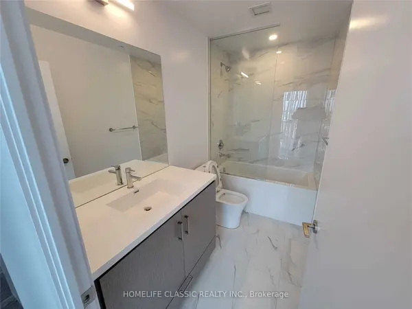 38 Honeycrisp CRES N #816, Vaughan, ON L4K 0M8