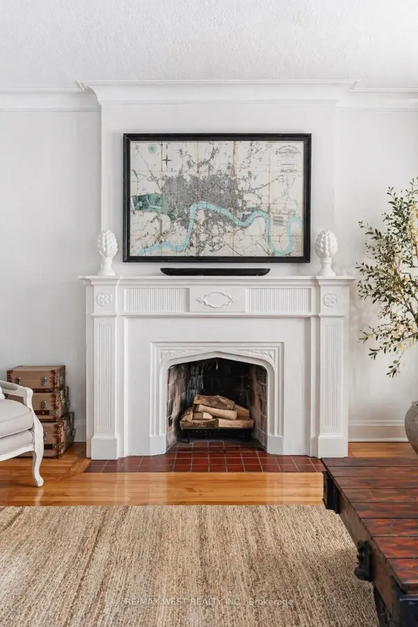 3 Glenroy AVE, Toronto W07, ON M8Y 2L9