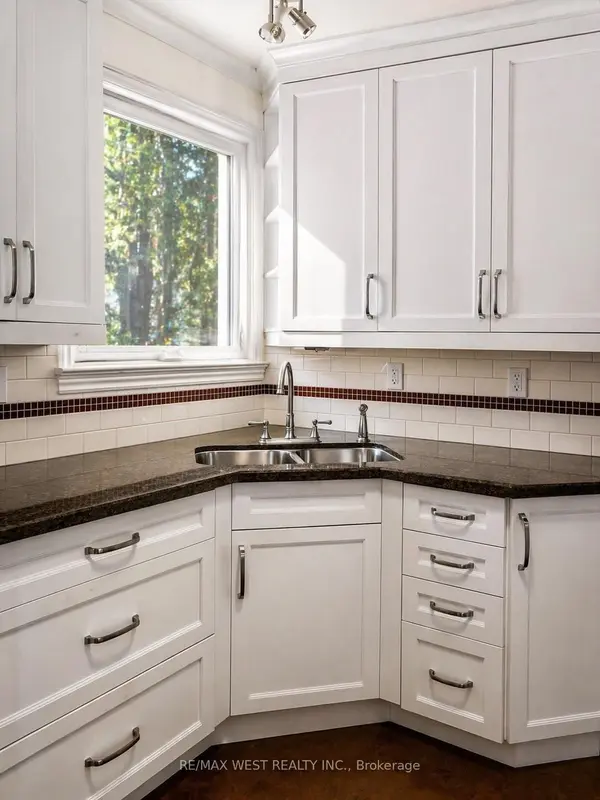 3 Glenroy AVE, Toronto W07, ON M8Y 2L9