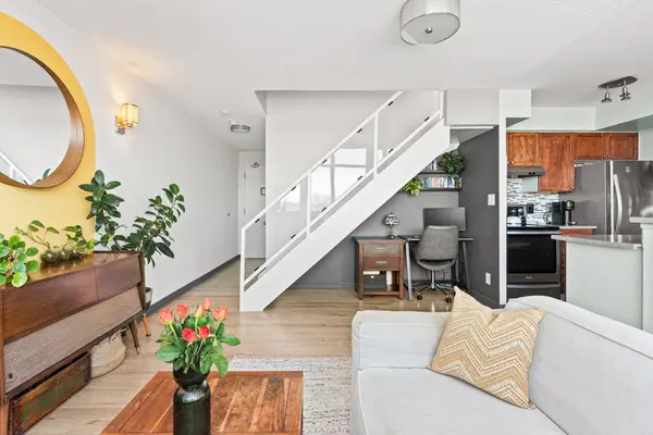 200 Manitoba ST #421, Toronto W06, ON M8Y 3Y9