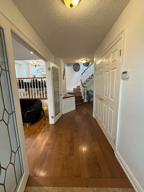 2067 Hunters Wood DR, Burlington, ON L7M 2T1