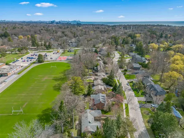 1443 Birchwood DR, Mississauga, ON L5J 1T3