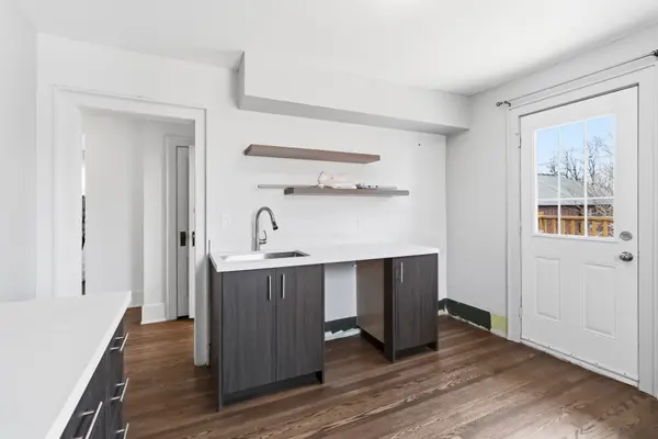 295 Plains RD W #Second Floor, Burlington, ON L7T 1G1