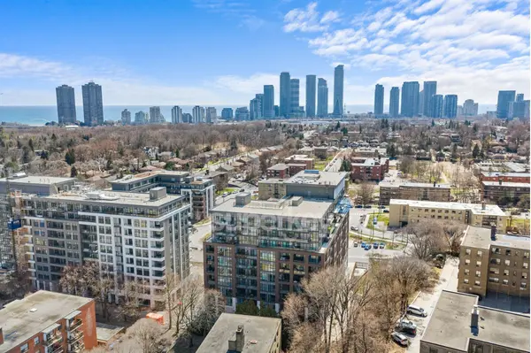 25 Neighbourhood LN #811, Toronto W07, ON M8Y 0C4