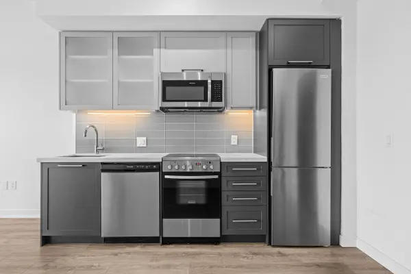 25 Neighbourhood LN #811, Toronto W07, ON M8Y 0C4