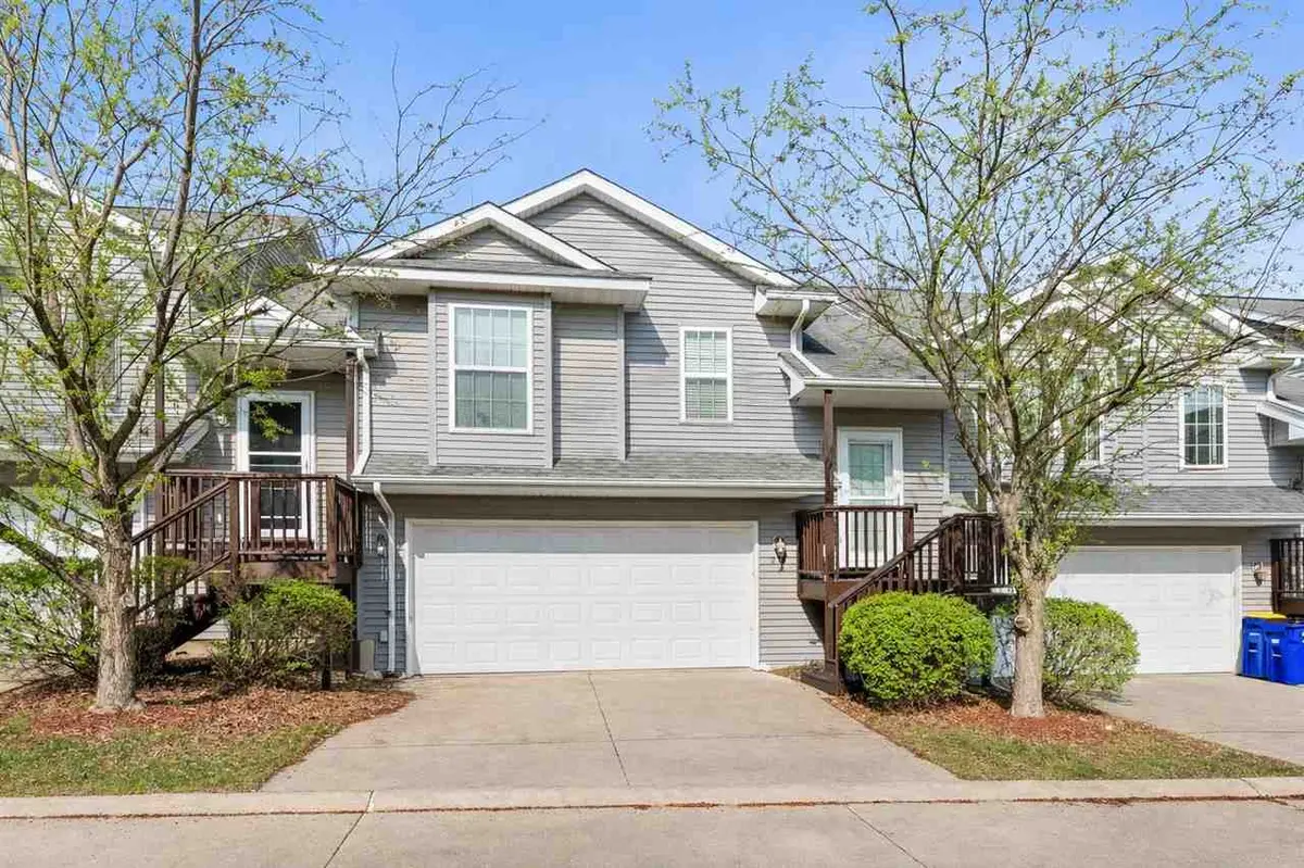 975 Twilight Dr, North Liberty, IA 52317