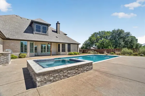 2000 Adams Lane S, Azle, TX 76020