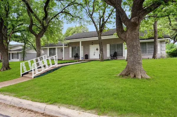 1804 W Cedar Elm Drive, Arlington, TX 76012