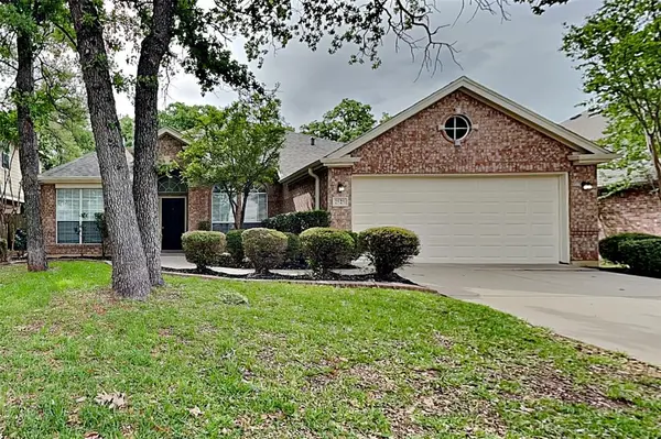 2525 Greenhaven Drive, Burleson, TX 76028