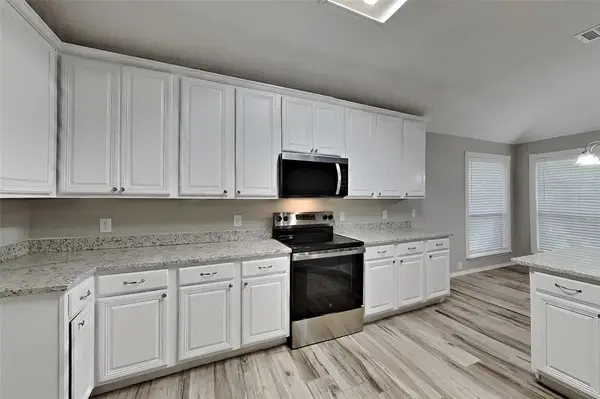 2525 Greenhaven Drive, Burleson, TX 76028