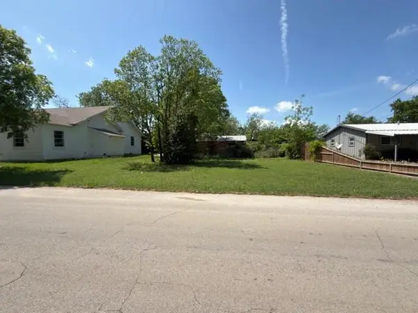 902 Thompson, Jacksboro, TX 76458