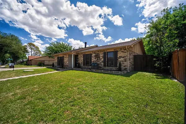 817 Oakland Street, Grand Prairie, TX 75052