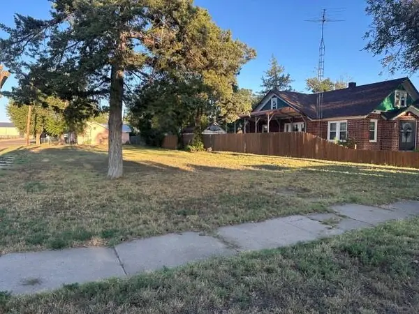 901 Oak Avenue, Dalhart, TX 79022