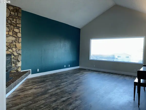 2225 MAINE CT, North Bend, OR 97459