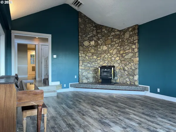 2225 MAINE CT, North Bend, OR 97459