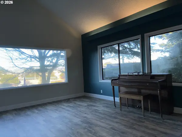 2225 MAINE CT, North Bend, OR 97459