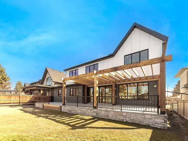 15 42 ST SW, Calgary, AB T3C 1Y2