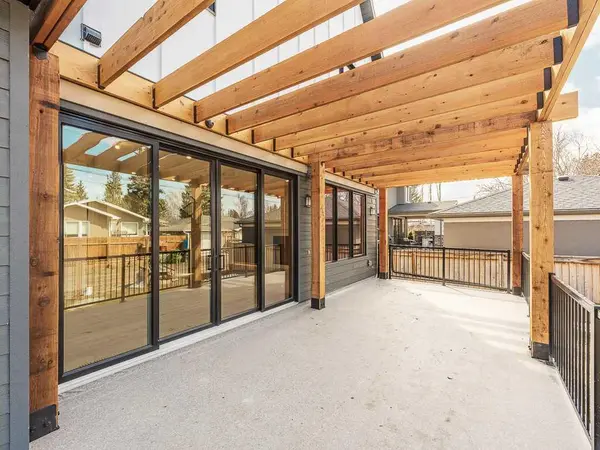 15 42 ST SW, Calgary, AB T3C 1Y2