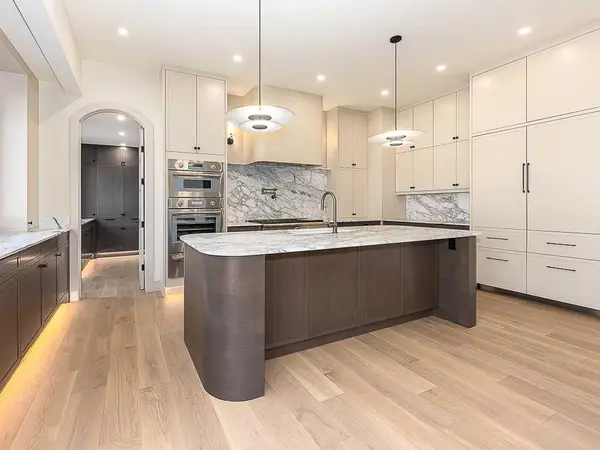 15 42 ST SW, Calgary, AB T3C 1Y2