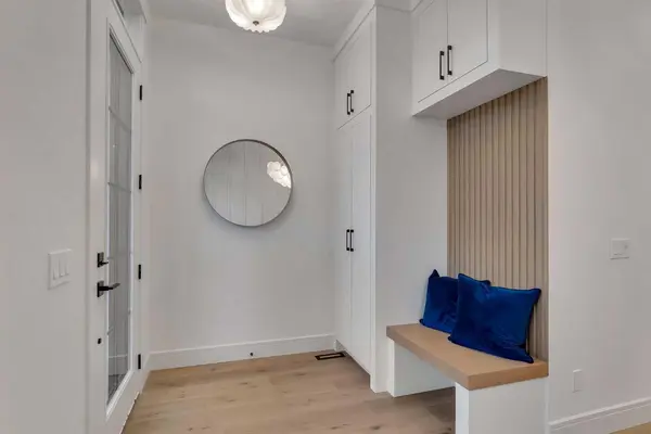 1729 19 AVE NW, Calgary, AB T2M 1B4