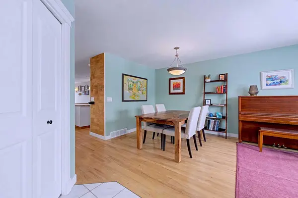 1631 16A ST SE, Calgary, AB T2G3S6