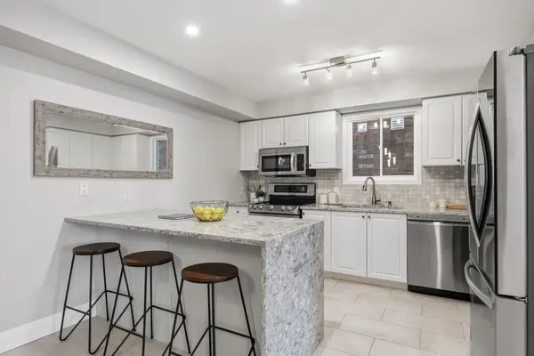 490 Flagstone CT, Oshawa, ON L1K 2Z7