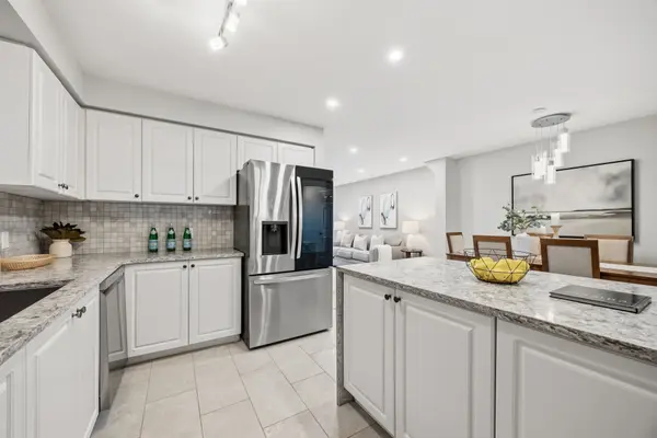 490 Flagstone CT, Oshawa, ON L1K 2Z7