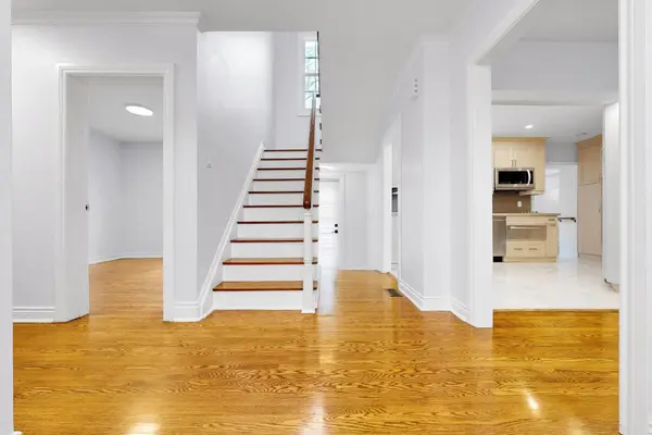 24 Laureleaf RD, Markham, ON L3T 2X5