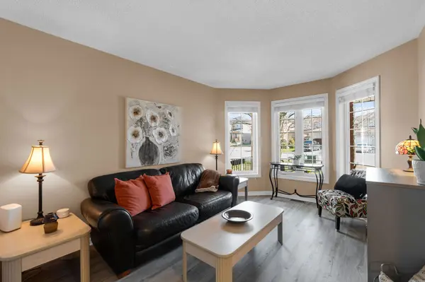 28 Dunnett DR, Barrie, ON L4N 0J7