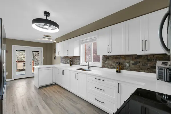 28 Dunnett DR, Barrie, ON L4N 0J7