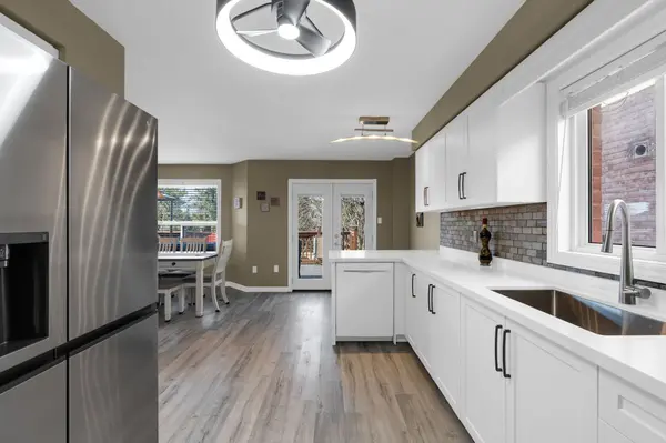 28 Dunnett DR, Barrie, ON L4N 0J7