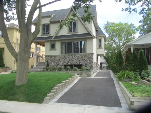 33 Cloverhill RD, Toronto W07, ON M8Y 1T1