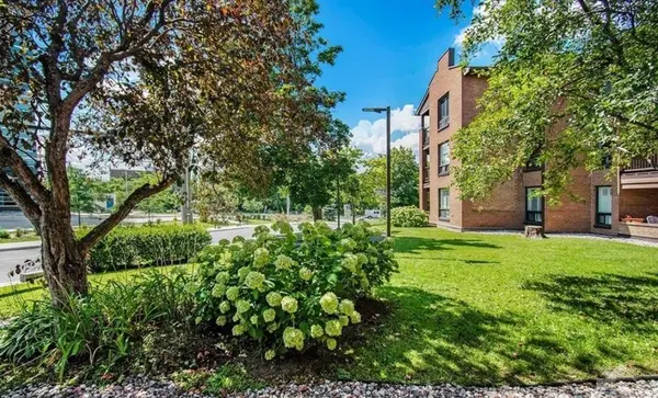 316 Savard AVE #110, Vanier And Kingsview Park, ON K1L 7S2