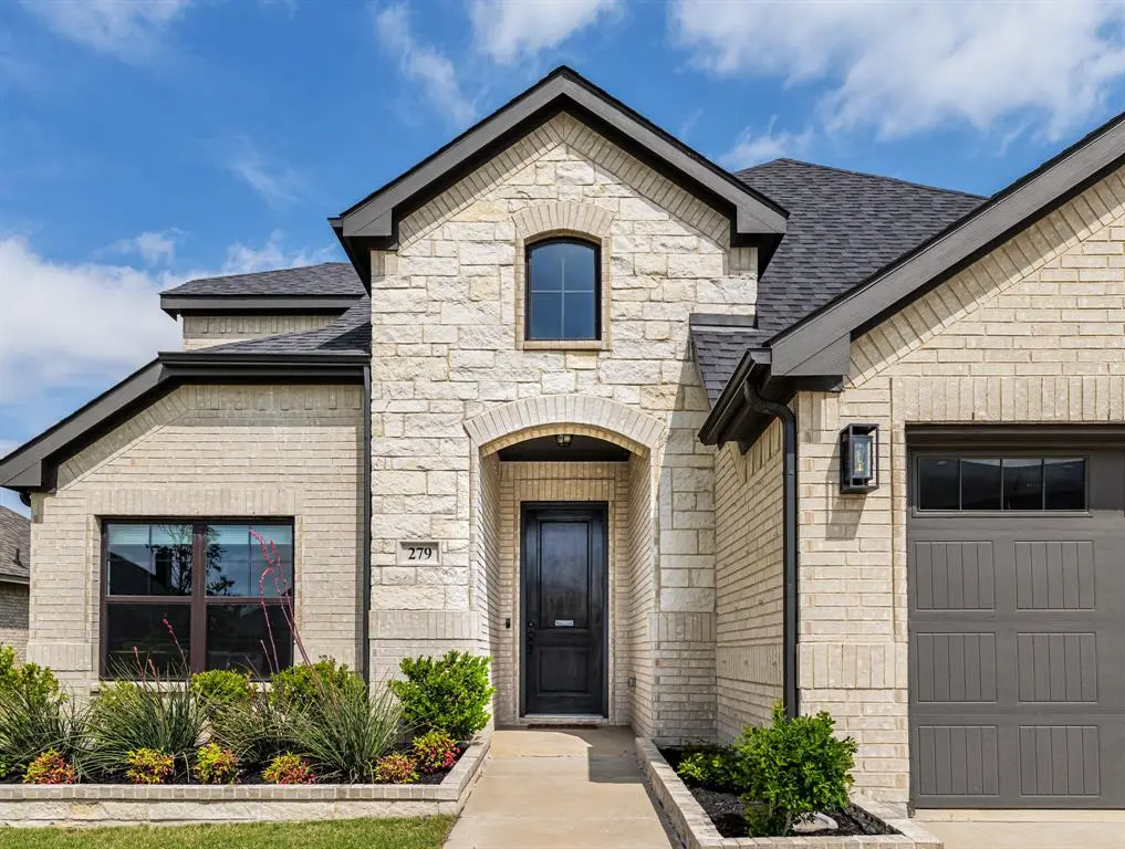 279 Moonshadow Drive, Waxahachie, TX 75165